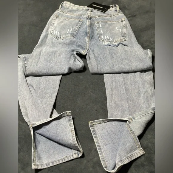 (138)- 🤯 Look At These Pretty Little Things!🤩 These Jeans Are Loaded🔥 - Picture 3 of 3